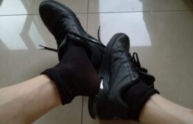 Piedi di uomo in collant da adorare