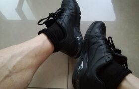 Piedi di uomo in collant da adorare